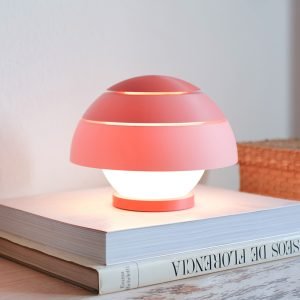 Fotografía de lámpara de sobremesa Mini Four Guinda color rosa estilo diseño contemporáneo