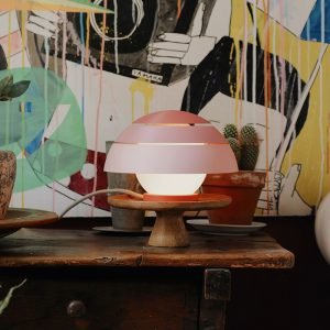 Fotografía de lámpara de sobremesa Petit Four Guinda color rosa estilo diseño contemporáneo