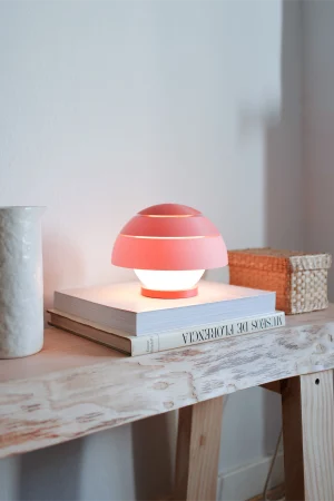 Fotografía de lámpara de sobremesa Mini Four Guinda color rosa estilo diseño contemporáneo