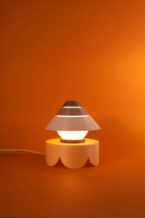Fotografía de lámpara de sobremesa Mini Four Bombón color marrón estilo diseño contemporáneo sobre fondo naranja