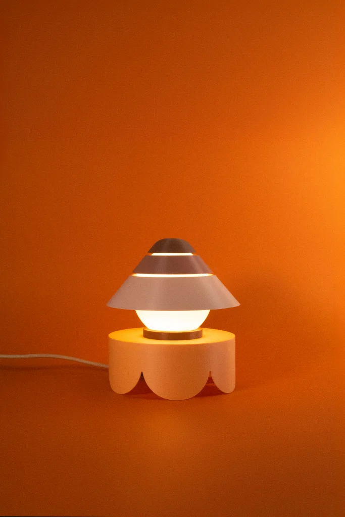 Fotografía de lámpara de sobremesa Mini Four Bombón color marrón estilo diseño contemporáneo sobre fondo naranja
