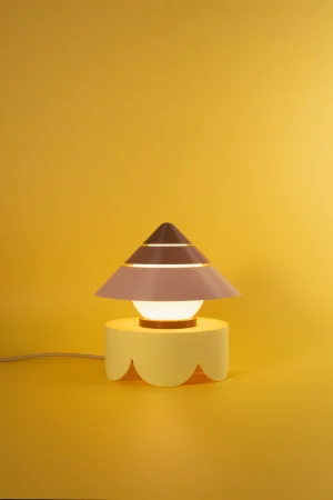 Fotografía de lámpara de sobremesa Petit Four Bombón color marrón estilo diseño contemporáneo sobre fondo amarillo