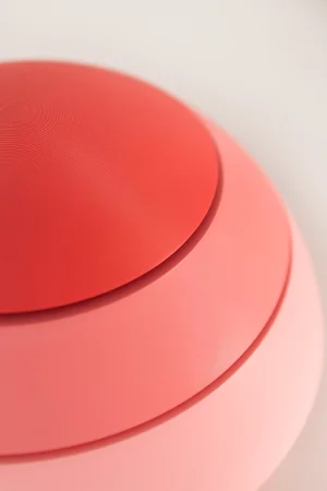 Fotografía de detalle de lámpara de sobremesa Petit Four Guinda color rosa estilo diseño contemporáneo sobre fondo blanco