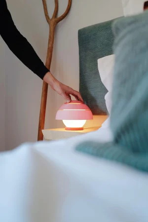 Fotografía de lámpara de sobremesa Mini Four Guinda color rosa estilo diseño contemporáneo