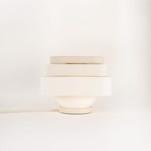 Fotografía de lámpara de sobremesa Petit Four Mini Merengue color blanco estilo diseño contemporáneo sobre fondo blanco