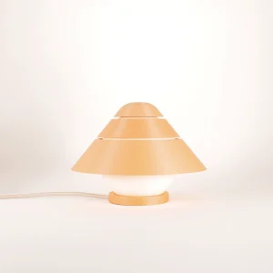 Fotografía de lámpara de sobremesa Petit Four Sorbet Collection Creamy Kumquat color naranja estilo diseño contemporáneo sobre fondo blanco