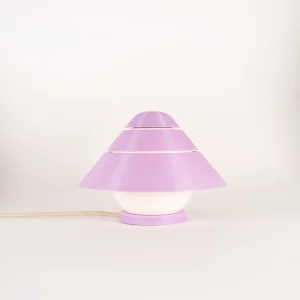 Fotografía de lámpara de sobremesa Petit Four Sorbet Collection Lavender Haze color lavanda estilo diseño contemporáneo sobre fondo blanco