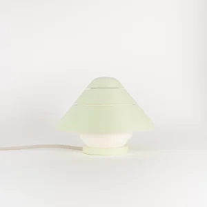 Fotografía de lámpara de sobremesa Petit Four Sorbet Collection Minty Glaze color verde estilo diseño contemporáneo sobre fondo blanco
