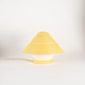 Fotografía de lámpara de sobremesa Petit Four Sorbet Collection Toasted Butter color amarillo estilo diseño contemporáneo sobre fondo blanco