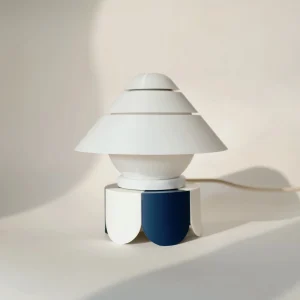 Fotografía de lámpara de sobremesa Petit Four Sorbet Collection Berry Cloud color azul encima de la Tarrina Sorbet Berry Cloud estilo diseño contemporáneo sobre fondo blanco