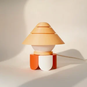 Fotografía de lámpara de sobremesa Petit Four Sorbet Collection Creamy Kumquat color naranja encima de la Tarrina Sorbet Creamy Kumquat estilo diseño contemporáneo sobre fondo blanco