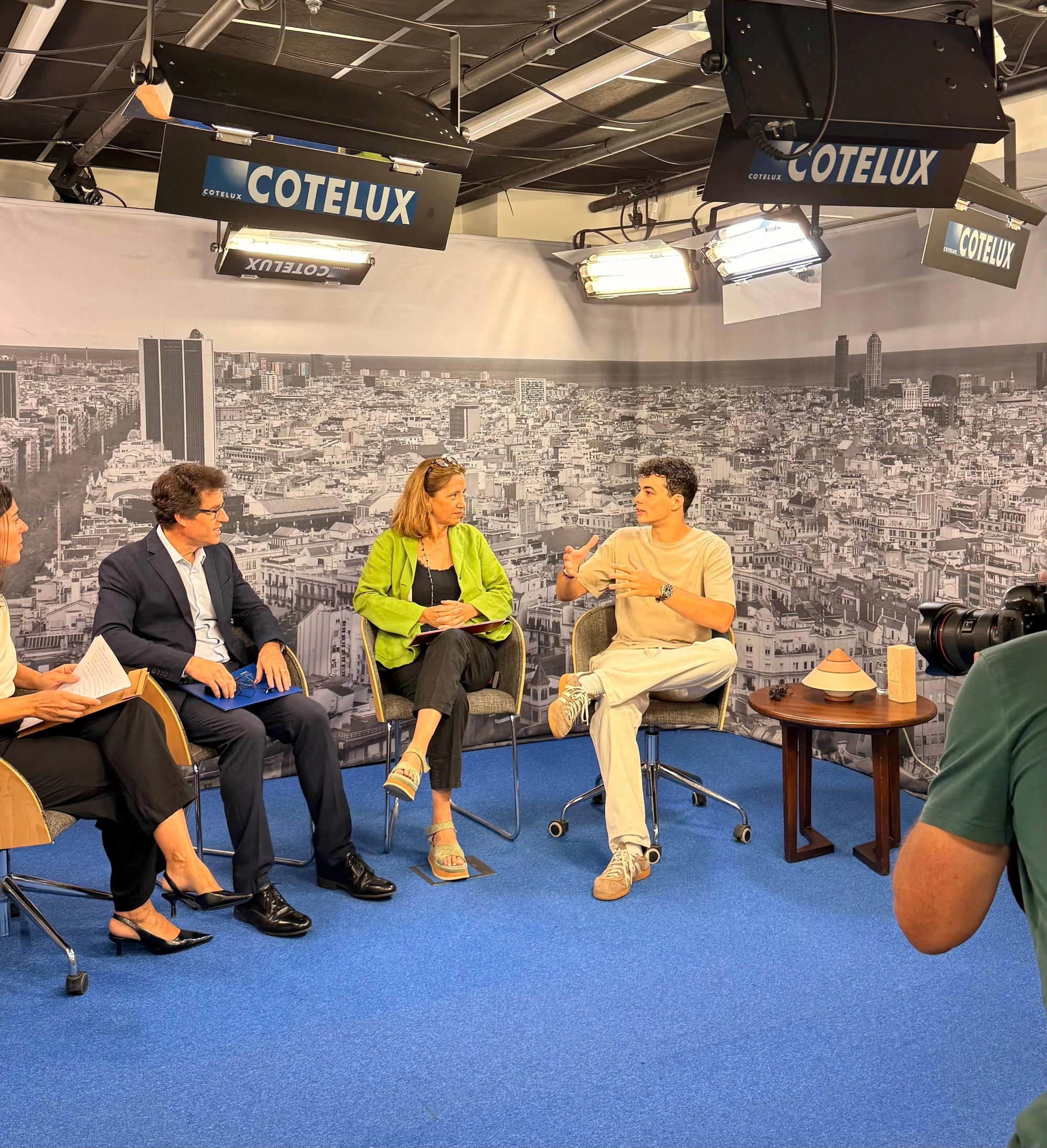 Entrevista a PongoTodo en un plató de televisión, con la lámpara Bombón sobre la mesa
