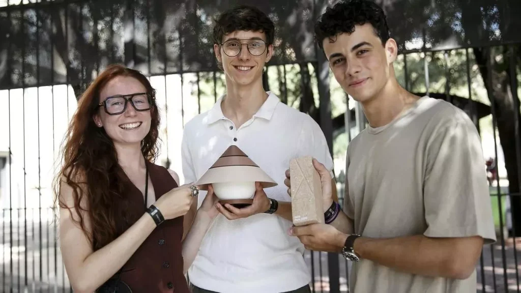 Los fundadores de PongoTodo sostienen la lámpara Bombón y su premio