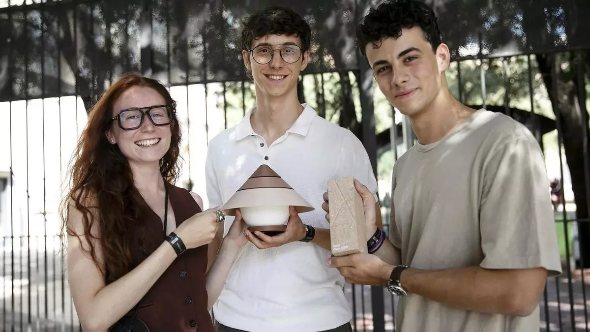 Los fundadores de PongoTodo sostienen la lámpara Bombón y su premio