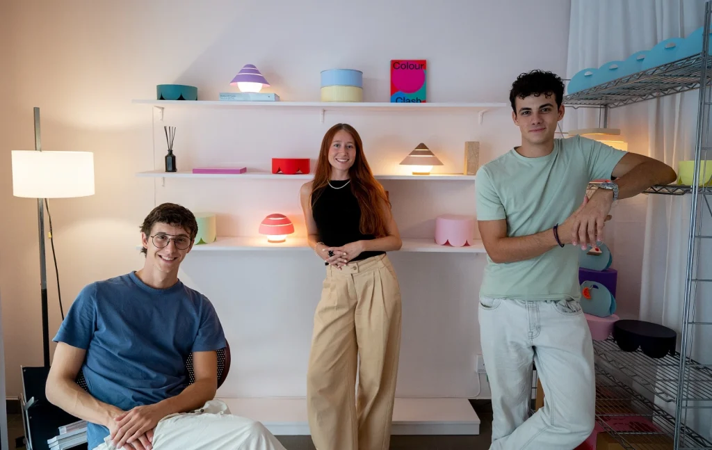 Los fundadores de PongoTodo en su estudio de Barcelona, rodeados de lámparas de colores impresas en 3D